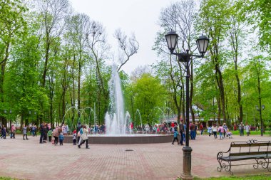 İlkbaharda şehir hayatı ile Smolensk şehir görünümü.