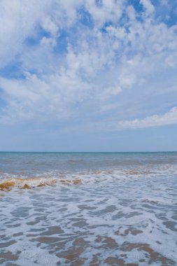 Yaz mevsiminde deniz kıyısı Yazın başında güneşli bir gün