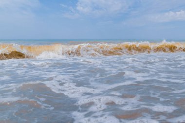 Yaz mevsiminde deniz kıyısı Yazın başında güneşli bir gün