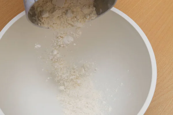 Готувати тісто в білій пластиковій мисці в домашніх умовах — стокове фото