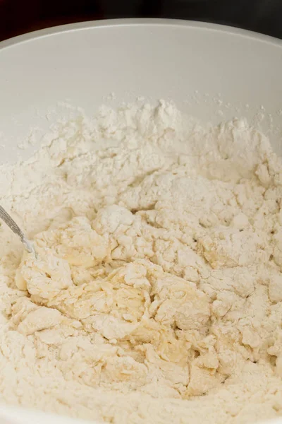 Cucinare la pasta in una ciotola di plastica bianca a casa — Foto Stock