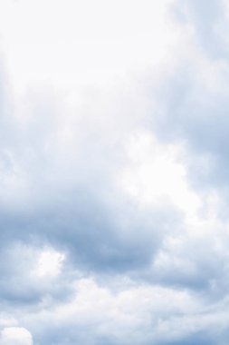 Yazın ortasında fırtına öncesi yağmur bulutları