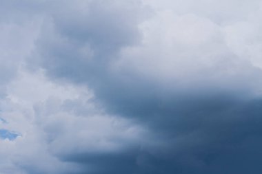 Yazın ortasında fırtına öncesi yağmur bulutları