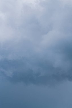 Yazın ortasında fırtına öncesi yağmur bulutları