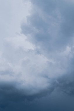 Yazın ortasında fırtına öncesi yağmur bulutları