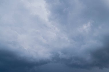 Yazın ortasında fırtına öncesi yağmur bulutları