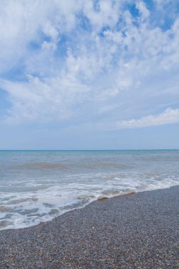 Yaz mevsiminde deniz kıyısı Yazın başında güneşli bir gün