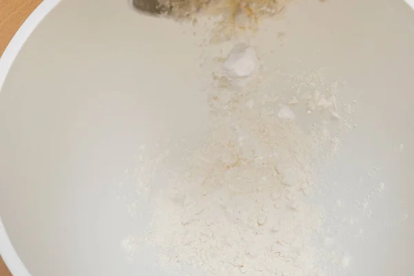 Cucinare la pasta in una ciotola di plastica bianca a casa — Foto Stock