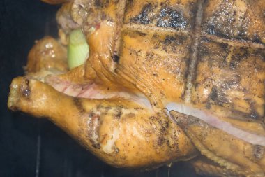 Koca bir tavuk. Sokağın dumanında bir tütsü evi.