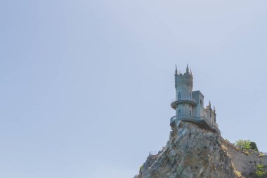 Yalta şehri, Kırım 02 Temmuz 2019. Kırım Şatosu Kırlangıç Yuvası 'nın kayadaki ünlü yeri.