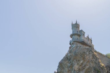 Yalta şehri, Kırım 02 Temmuz 2019. Kırım Şatosu Kırlangıç Yuvası 'nın kayadaki ünlü yeri.