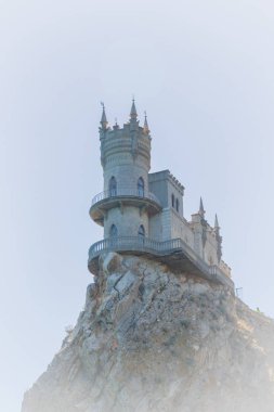 Yalta şehri, Kırım 02 Temmuz 2019. Kırım Şatosu Kırlangıç Yuvası 'nın kayadaki ünlü yeri.