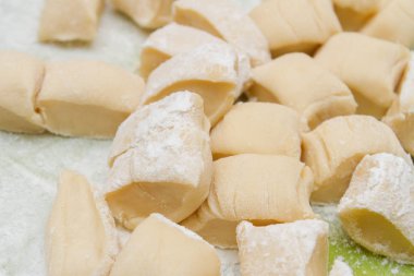 Ev yapımı hamur tatlısı pişirmeden önce.