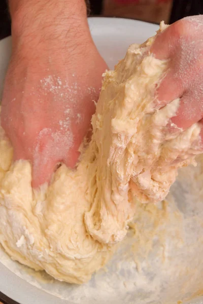 Готувати тісто в білій пластиковій мисці в домашніх умовах — стокове фото