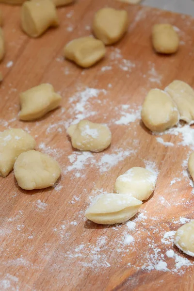 Pedaços de massa antes de cozinhar bolinhos caseiros em casa — Fotografia de Stock
