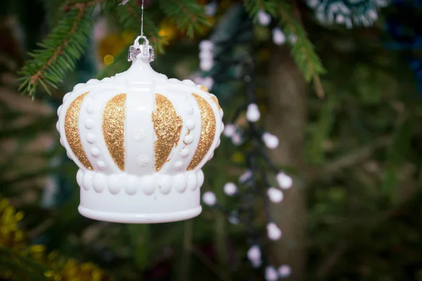 Jouet de sapin de Noël accroché à un sapin vert dans la rue — Photo