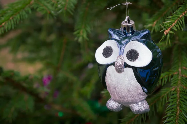 Weihnachtsbaumspielzeug hängt an einer grünen Tanne auf der Straße — Stockfoto