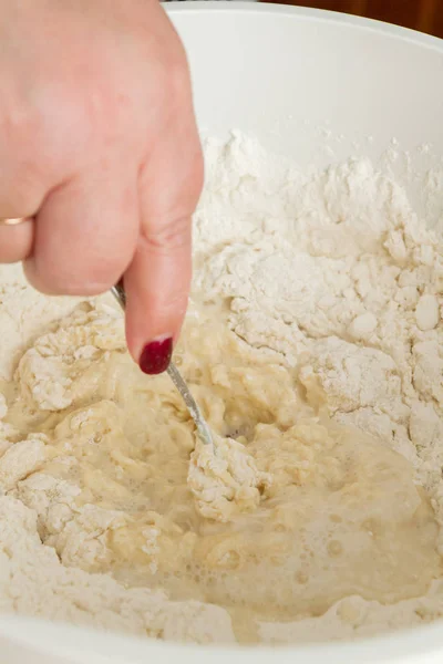 Kochen Teig Einer Weißen Plastikschale Hause — Stockfoto