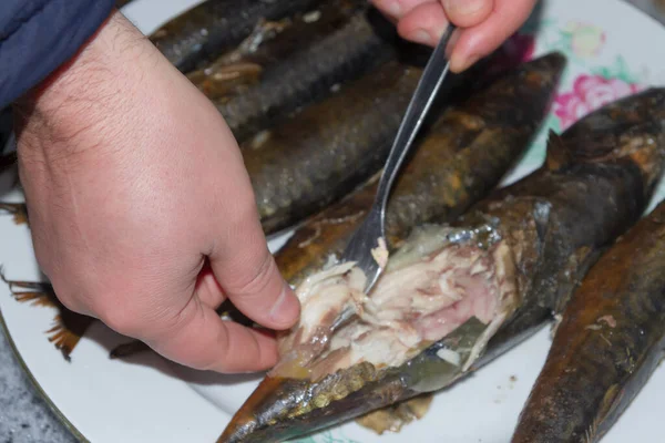 Mackerel Peixe Fresco Fumado Encontra Quente Uma Placa Cerâmica — Fotografia de Stock