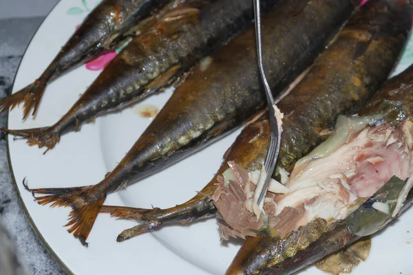 Mackerel Peixe Fresco Fumado Encontra Quente Uma Placa Cerâmica — Fotografia de Stock