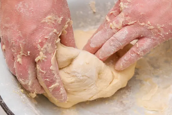 Kochen Teig Einer Weißen Plastikschale Hause — Stockfoto