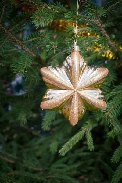 Kerstboom Speelgoed Opknoping Een Groene Dennenboom Straat — Stockfoto