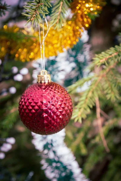 Weihnachtsbaumspielzeug Hängt Einer Grünen Tanne Auf Der Straße — Stockfoto