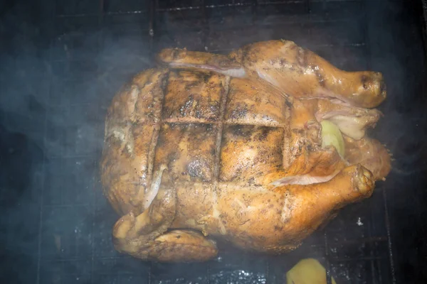 Sebuah Ayam Besar Seluruh Rumah Asap Asap Jalan — Stok Foto