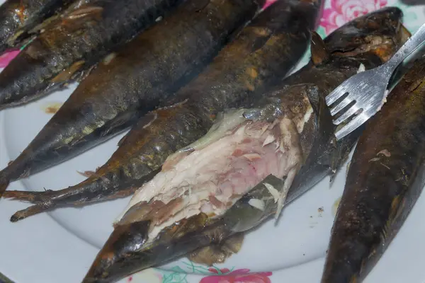 Smoked Fresh Fish Mackerel Lies Hot Ceramic Plate — Stock Photo, Image