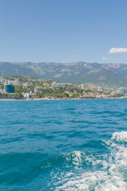 Yalta şehri, Kırım 02 Temmuz 2019. Güneşli bir yaz günü deniz manzarasında Yalta şehrinin seti.