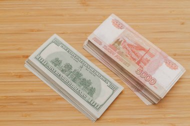 Çok sayıda Amerikan yüz dolarlık banknotlar ve Rus beşbin dolarlık banknotlar.
