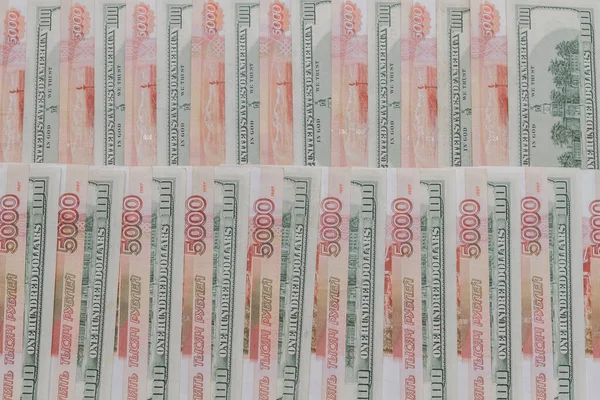 Çok Sayıda Amerikan Yüz Dolarlık Banknotlar Rus Beşbin Dolarlık Banknotlar — Stok fotoğraf