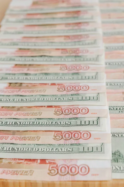 Ett Stort Antal Amerikanska Hundradollarsedlar Och Ryska Femtusen Dollarsedlar — Stockfoto