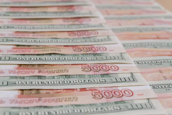 Velké Množství Amerických Stodolarových Bankovek Ruských Pětitisícovek — Stock fotografie