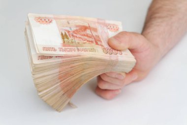 Beş bin ruble 'lik bir paketin içinde çok sayıda banknot var.