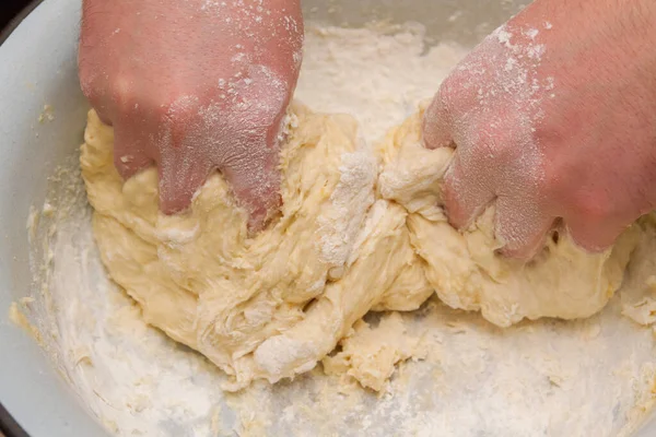 Kochen Teig Einer Weißen Plastikschale Hause — Stockfoto