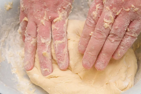 Kochen Teig Einer Weißen Plastikschale Hause — Stockfoto