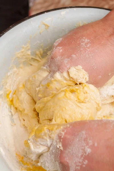 Kochen Teig Einer Weißen Plastikschale Hause — Stockfoto