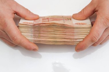 Beş bin ruble 'lik bir paketin içinde çok sayıda banknot var.