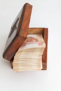 Beş bin rublelik Rus banknotları büyük miktarlarda tahtadan bir kutuda.