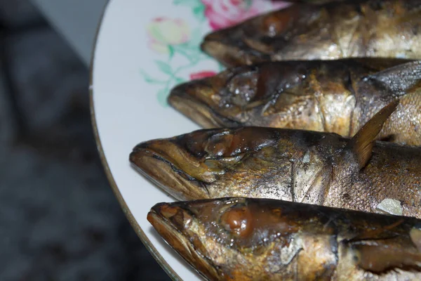 Mackerel Peixe Fresco Fumado Encontra Quente Uma Placa Cerâmica — Fotografia de Stock