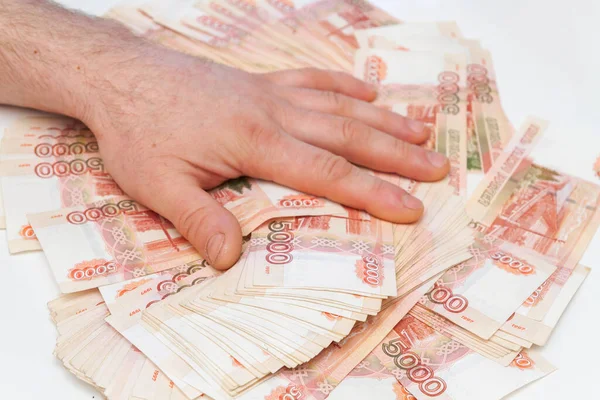一个人的手数着 把5000卢布的钞票堆积起来 — 图库照片