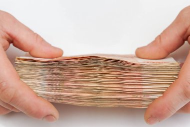 Beş bin ruble 'lik bir paketin içinde çok sayıda banknot var.