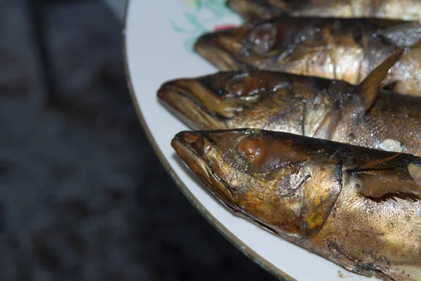 Mackerel Peixe Fresco Fumado Encontra Quente Uma Placa Cerâmica — Fotografia de Stock