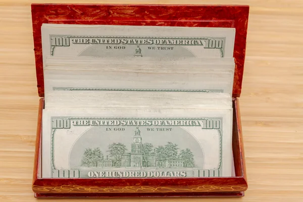 상자에 액수의 100 달러짜리 지폐가 — 스톡 사진