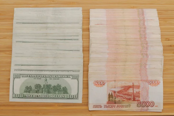 Велика Кількість Американських Стодоларових Купюр Російські Ять Тисяч Доларів — стокове фото