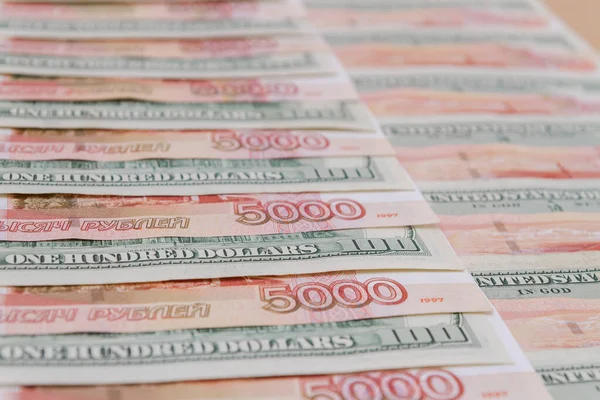 Ett Stort Antal Amerikanska Hundradollarsedlar Och Ryska Femtusen Dollarsedlar — Stockfoto