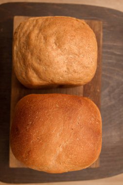 Taze pişmiş ekmek evde bir ekmek makinesinde pişirildi.