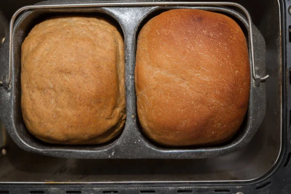 Ev yapımı ekmek bir ekmek makinesinde pişirilir.