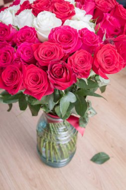 Vazoda çok renkli kırmızı, pembe ve beyaz güller.